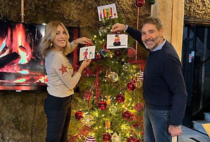 Το ξεχωριστό χριστουγεννιάτικο δέντρο της Σμαράγδας Καρύδη και του Θοδωρή Αθερίδη