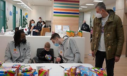 Αντιπροσωπεία της ΚΑΕ Παναθηναϊκός επισκέφθηκε το «Μητέρα» και μοίρασε χαμόγελα και δώρα