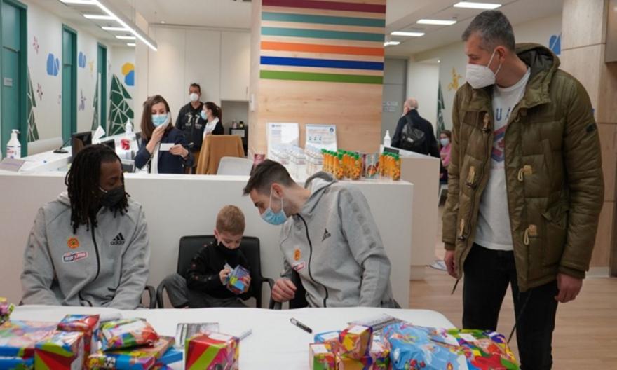 Αντιπροσωπεία της ΚΑΕ Παναθηναϊκός επισκέφθηκε το «Μητέρα» και μοίρασε χαμόγελα και δώρα