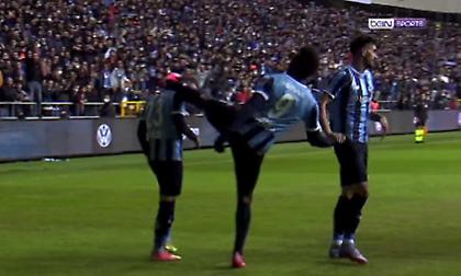 Ο Μπαλοτέλι συνεχάρη συμπαίκτη του με κλωτσιά στο... κεφάλι!