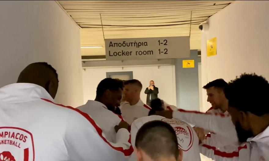 Το ντου των παικτών του Ολυμπιακού στον Πρίντεζη στα αποδυτήρια του ΟΑΚΑ