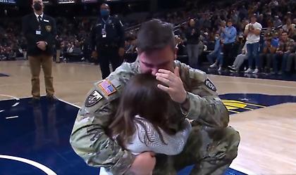 Ράγισαν καρδιές στο ματς των Πέισερς: Πατέρας στρατιωτικός συνάντησε την κόρη του μετά από 8 μήνες