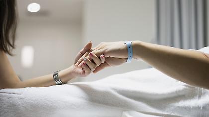 Κορωνοϊός: Η «εορταστική συνωμοσία» γιατρών και νοσηλευτών -Γίνονται φίλοι και συγγενείς των ασθενών