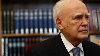 Με τιμές αρχηγού κράτους η κηδεία του Κάρολου Παπούλια