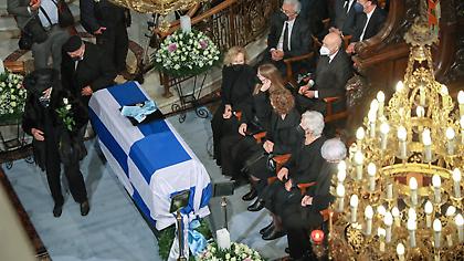 Το τελευταίο άντιο στον Κάρολο Παπούλια - Με τιμές αρχηγού κράτους η κηδεία