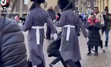 Φρουρός ποδοπάτησε πιτσιρίκι που βρέθηκε στο δρόμο του και συνέχισε να παρελαύνει!