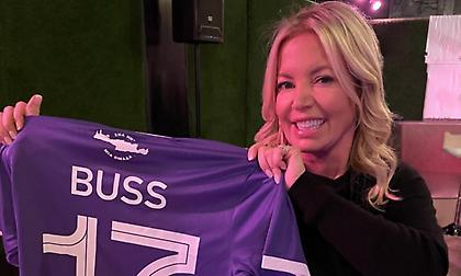 Μετά τον Μπολ και η CEO τον Λέικερς ποζάρει με φανέλα ΟΦΗ!