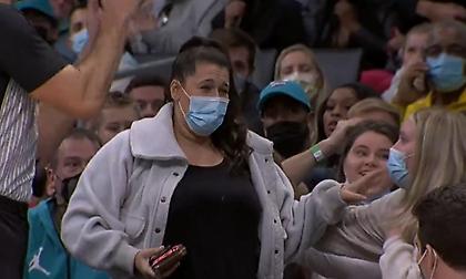 Η φίλαθλος των Χόρνετς υπέστη διάσειση και κάταγμα από τη λάθος πάσα του Γουντ!