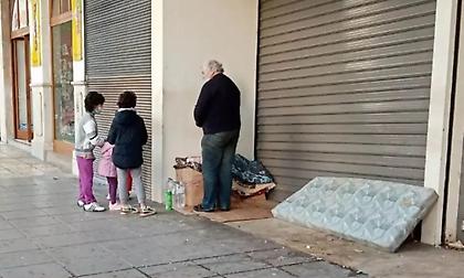 Συγκίνηση: Άστεγος δίνει κέρματα σε παιδάκια που του είπαν τα κάλαντα