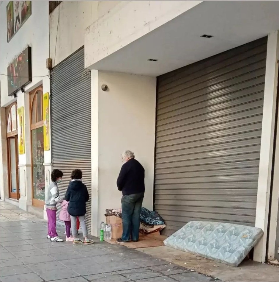 Συγκίνηση: Άστεγος δίνει κέρματα σε παιδιά για τα κάλαντα