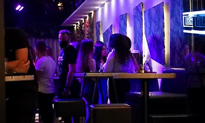 Κορωνοπάρτι 400 ατόμων στο Μπουρνάζι, «κλείσαμε 2 αλλά άργησαν να φύγουν» λέει το μαγαζί