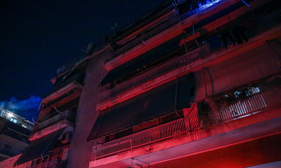 Κρατάει όμηρο τη σύντροφό του και απειλεί να ανατιναχτεί