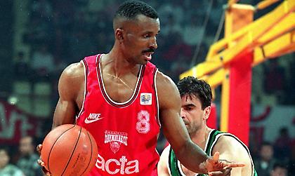 Οπαδός σε Έντι Τζόνσον: «Ξέρεις από G League, έχεις παίξει και στον Ολυμπιακό»