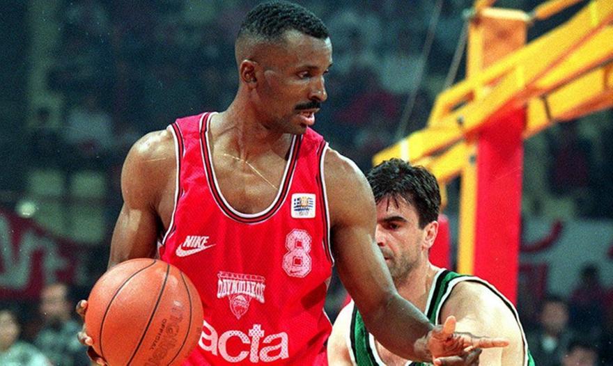 Οπαδός σε Έντι Τζόνσον: «Ξέρεις από G League, έχεις παίξει και στον Ολυμπιακό»