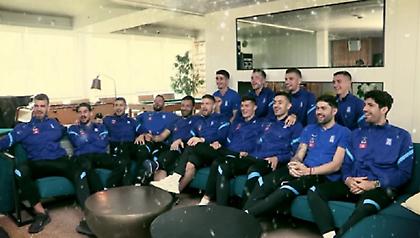 «Πάει ο παλιός ο χρόνος…»: Οι παίκτες της Εθνικής Ελλάδας τραγουδούν!