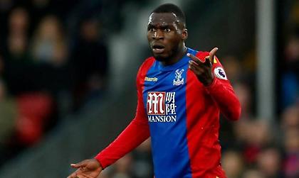 Οπαδός πόζαρε με τον Μπεντέκε κρατώντας... ομοίωμα πέους!