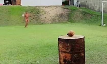 Μάγος και στα 50 του: Ο Τζιοβάνι πετυχαίνει καρύδα σε βαρέλι με… σέντρα από τα 20 μέτρα ξυπόλητος!