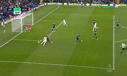 Πήρε το... ριμπάουντ και έκανε το 1-0 για τη Λιντς ο Χάρισον