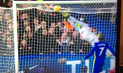 Πήγε να βάλει γκολάρα με μακρινό σουτ ο Σαλάχ αλλά ο Μεντί απέκρουσε εντυπωσιακά
