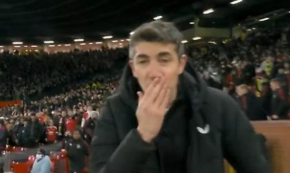 Τα... φιλάκια του προπονητή της Γουλβς μετά το διπλό στο «Ολντ Τράφορντ»