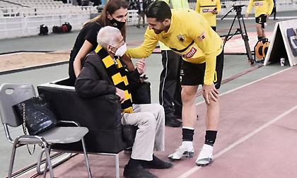 Με μαύρα περιβραχιόνια οι παίκτες της ΑΕΚ