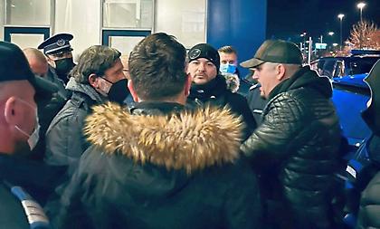 Ιταλός αναλαμβάνει ομάδα για 8η φορά, οι οπαδοί πάνε στο αεροδρόμιο επειδή δεν τον θέλουν!