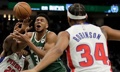 Θύματα έκπληξης οι Μπακς, έχασαν από Πίστονς παρά τις προσπάθειες του Γιάννη