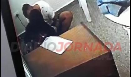 Το παθιασμένο φιλί δικαστίνας με καταδικασμένο δολοφόνο που αναστάτωσε την Αργεντινή