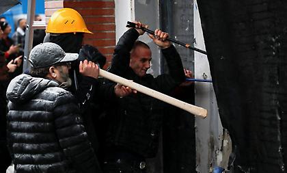 Χάος στην Αλβανία: Οπαδοί του Μπερίσα εισέβαλαν στα γραφεία του Δημοκρατικού Κόμματος