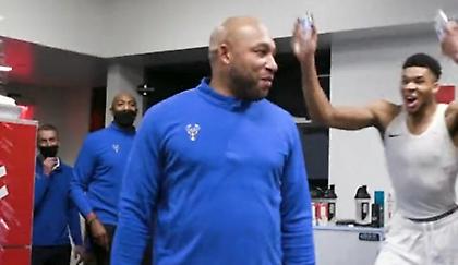 Κρύο ντους για τον βοηθό προπονητή των Μπακς! (video)