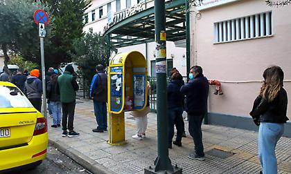 Μπάχαλο και λιποθυμίες στο Κ.Υ. Καλλιθέας: Σταμάτησαν τα τεστ λόγω της… βροχής!