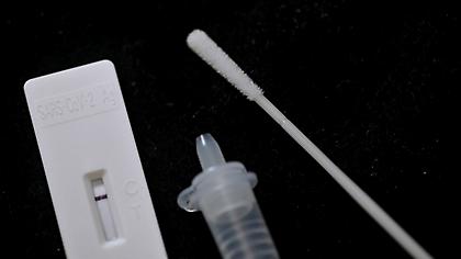 Κυβερνητικές πηγές: Υπάρχει το αναγκαίο απόθεμα σε self test για όλους τους δικαιούχους