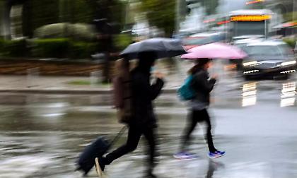 Καιρός: Ισχυρές βροχές, χαλάζι και λασποβροχές