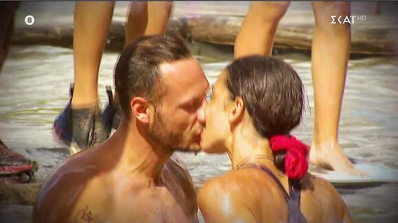 Survivor: Το πρώτο φιλί της Μυριέλλας με τον Γιώργο και το συντηρητικό σχόλιο του Βαλάντη