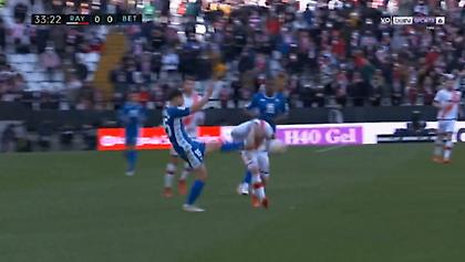 Αποβολή για εγκληματικό μαρκάρισμα με κλωτσιά στο κεφάλι στο Ράγιο Βαγεκάνο-Μπέτις