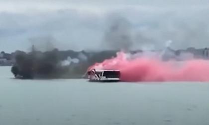 «Ναυμαχία» μεταξύ οπαδών της Μίλαν και της Βενέτσια: Πέταγαν φωτοβολίδες από σκάφη ο ένας στον άλλον