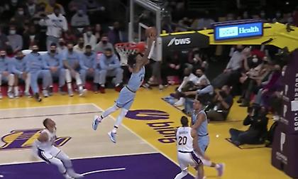 Αδιανόητη τάπα με τα δύο χέρια του Μοράντ σε Μπράντλεϊ!