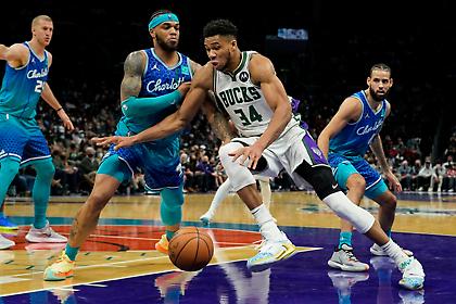 Πάλεψαν μόνοι τους Γιάννης-Μίντλετον, νέα ήττα στη Σάρλοτ για τους Μπακς