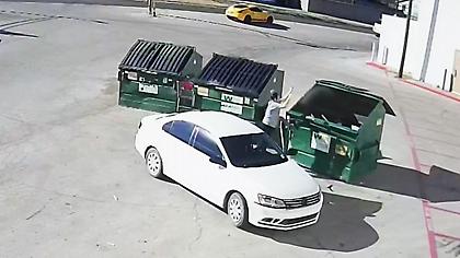 Σοκαριστικό βίντεο με μητέρα να πετάει στα σκουπίδια το μωρό της - Το έσωσαν ρακοσυλλέκτες!