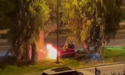Η συγκλονιστική στιγμή του απεγκλωβισμού της γυναίκας από τη φλεγόμενη Ferrari!
