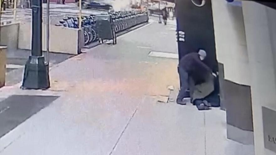Άστεγος επιτέθηκε σε άνδρα που πήγε να τον σκεπάσει