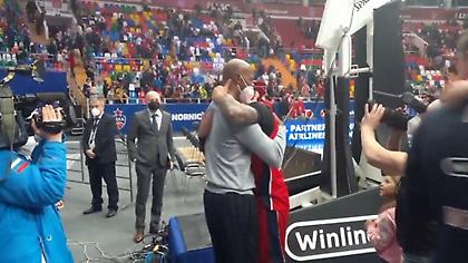 Έπεσε στην αγκαλιά του συγκινημένου πατέρα του ο Χάκετ