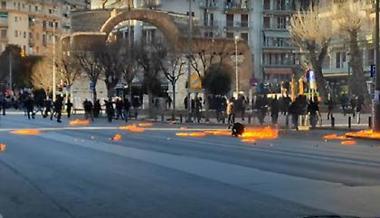 Θεσσαλονίκη: Διαδηλωτής πήρε φωτιά στα επεισόδια