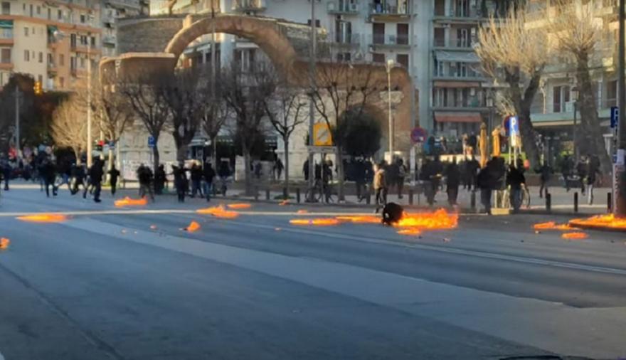 Θεσσαλονίκη: Διαδηλωτής πήρε φωτιά στα επεισόδια