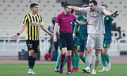 ΑΕΚ: «Στο 75' δεν αποβλήθηκε ο Μάρτενσον, στο 86' δεν δόθηκε πέναλτι σε χέρι του Λούι»