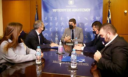 Συνάντηση Σούπερ Λίγκας με Αυγενάκη: Συζητήθηκαν επιστροφή οπαδών στα γήπεδα, στοίχημα και ολιστική
