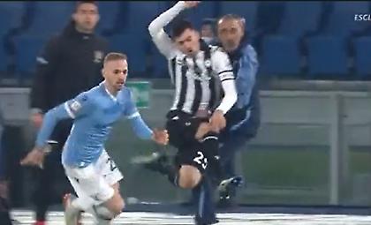 Σφοδρή σύγκρουση Πουσέτο-Σάρι: Σωριάστηκαν στο έδαφος, έφυγαν τα γυαλιά του Ιταλού τεχνικού!