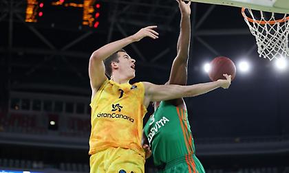 Παρέμεινε στην κορυφή η Γκραν Κανάρια, συντριβή για Μπούντουτσνοστ