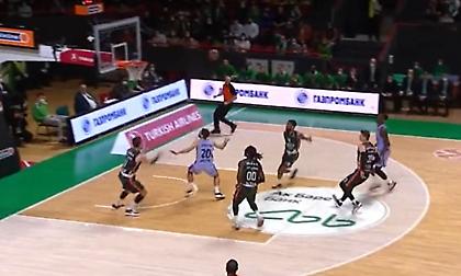 Εντυπωσιακό κάρφωμα από τον Χεζόνια κόντρα στην Μπαρτσελόνα