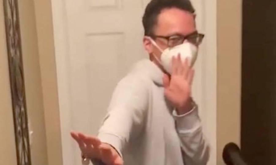 Στρατιώτης πήγε να δει τους γονείς του μετά από 2,5 χρόνια και... τους έπιασε στο κρεβάτι